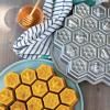 Forma na pečení HONEYCOMB PULL-APART BUNDT, včelí plástev, zlatá, Nordic Ware