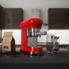 SMEG PAKOVY KAVOVAR CERVENA SCENA 01