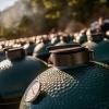 Gril na dřevěné uhlí M 38 cm,  + pojízdný stůl + ConvEGGtor + pohrabáč, zelená, Big Green Egg